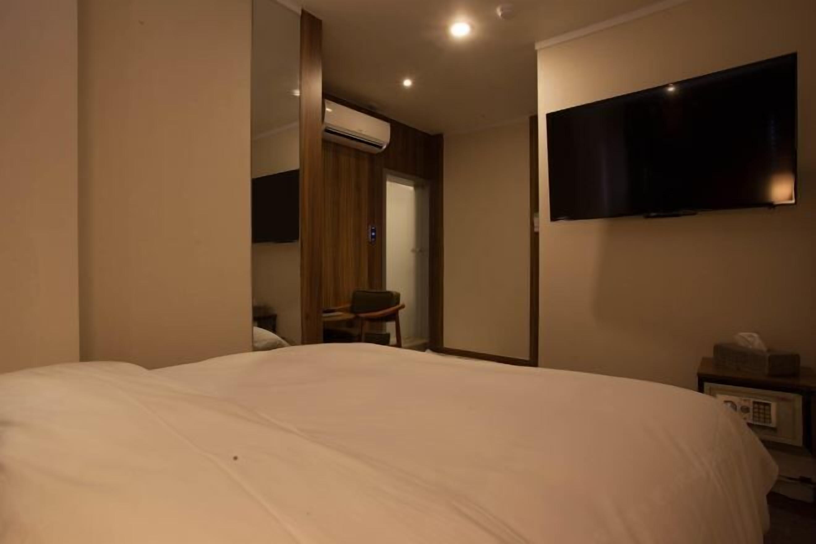 Premium bedding, down comforters, in-room safe, desk