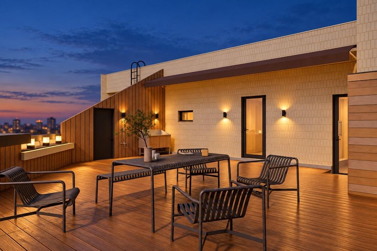 Une terrasse sur le toit dotée d’une plateforme en bois, d’un espace salon et d’un bar.