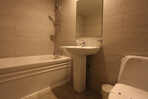A bathroom with a bathtub, sink, and toilet. - Vatica Hotel Dongdaemun (Seoul)