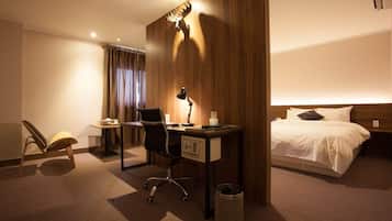 Kamar Twin Premium | Seprai premium, selimut bulu angsa, brankas, dan meja kerja