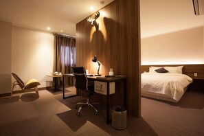 Kamar Twin Premium | Seprai premium, selimut bulu angsa, brankas, dan meja kerja