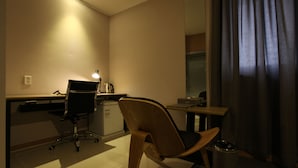A small, modern room with a desk, chair, and a trash can. - Vatica Hotel Dongdaemun (Seoul)