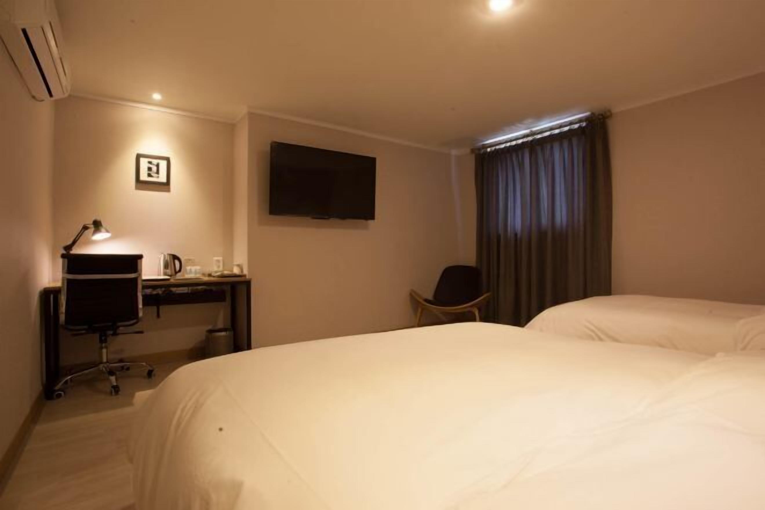 Premium bedding, down comforters, in-room safe, desk