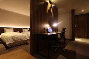Kamar Twin Premium | Seprai premium, selimut bulu angsa, brankas, dan meja kerja