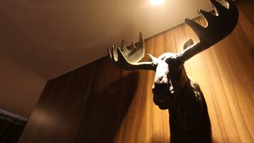 Habitación Premium con 2 camas individuales | Zona de estar | Televisión de pantalla plana de 50 pulgadas con canales por cable