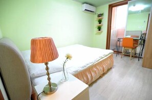 In-room safe, desk, free WiFi - Lombard House - Hostel (Seoul)