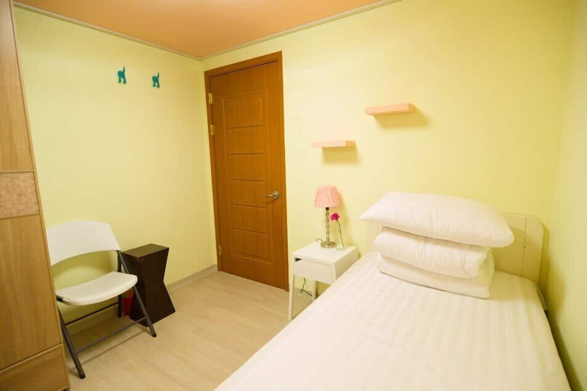 Single Room | In-room safe, desk, free WiFi