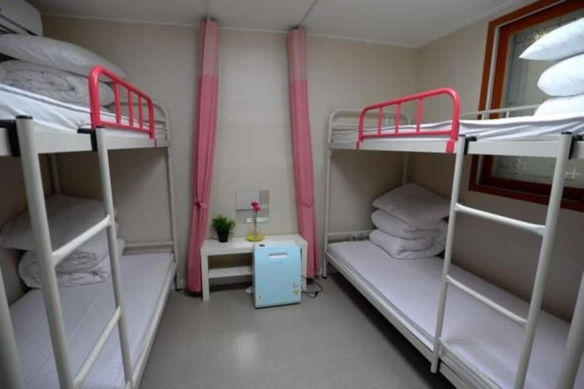 Dormitory 4 Person  | Safe på rommet, skrivebord og wi-fi (inkludert)