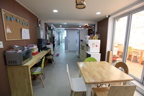 Tägliches inbegriffenes kontinentales Frühstück