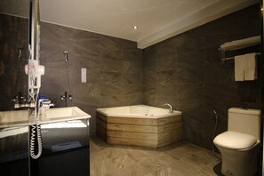 Deluxe Double Room, 1 Double Bed, Tower | Bathroom amenities | Shower, free toiletries, hair dryer, slippers - Moshamanla Hotel - Main Station (Taipei)
