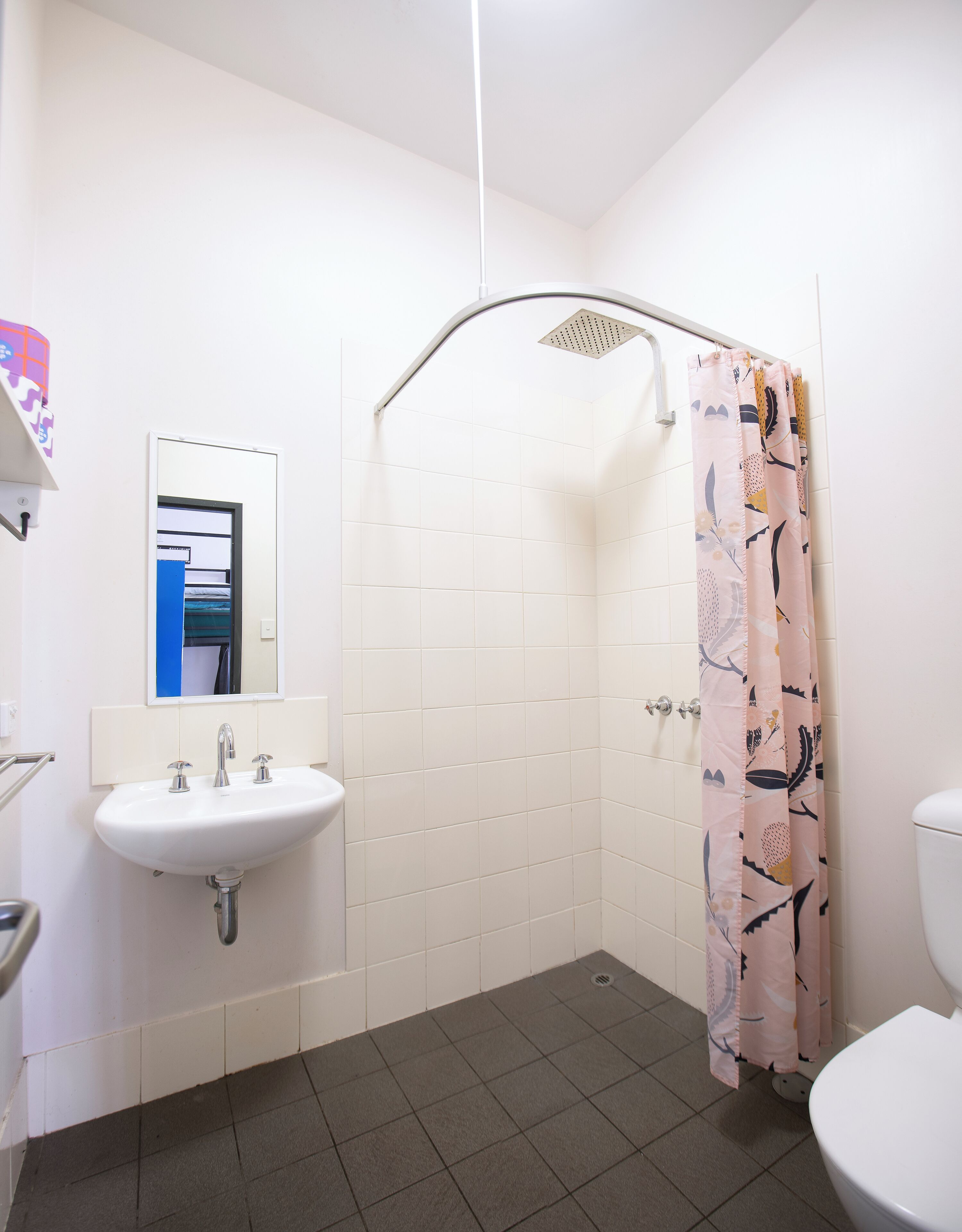 Kylpyhuone, jossa on suihku, pesuallas ja wc.