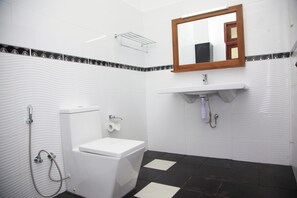 Kamar Double Deluks | Kamar mandi | Shower, perlengkapan mandi gratis,  dan handuk