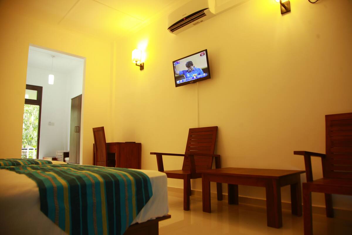 Premium bedding, desk, iron/ironing board, free WiFi