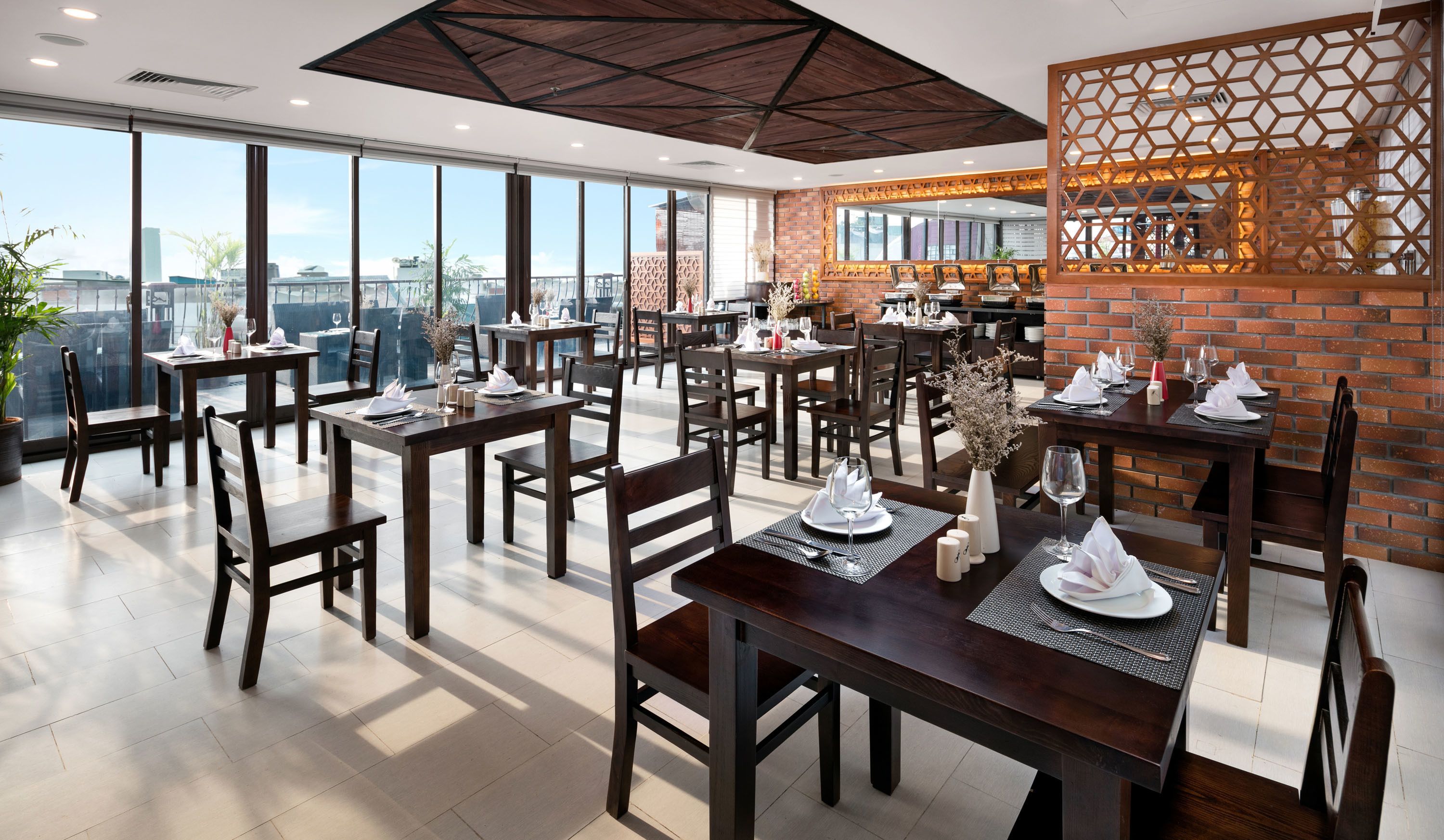 2 restaurants, spécialités Cuisine locale et internationale