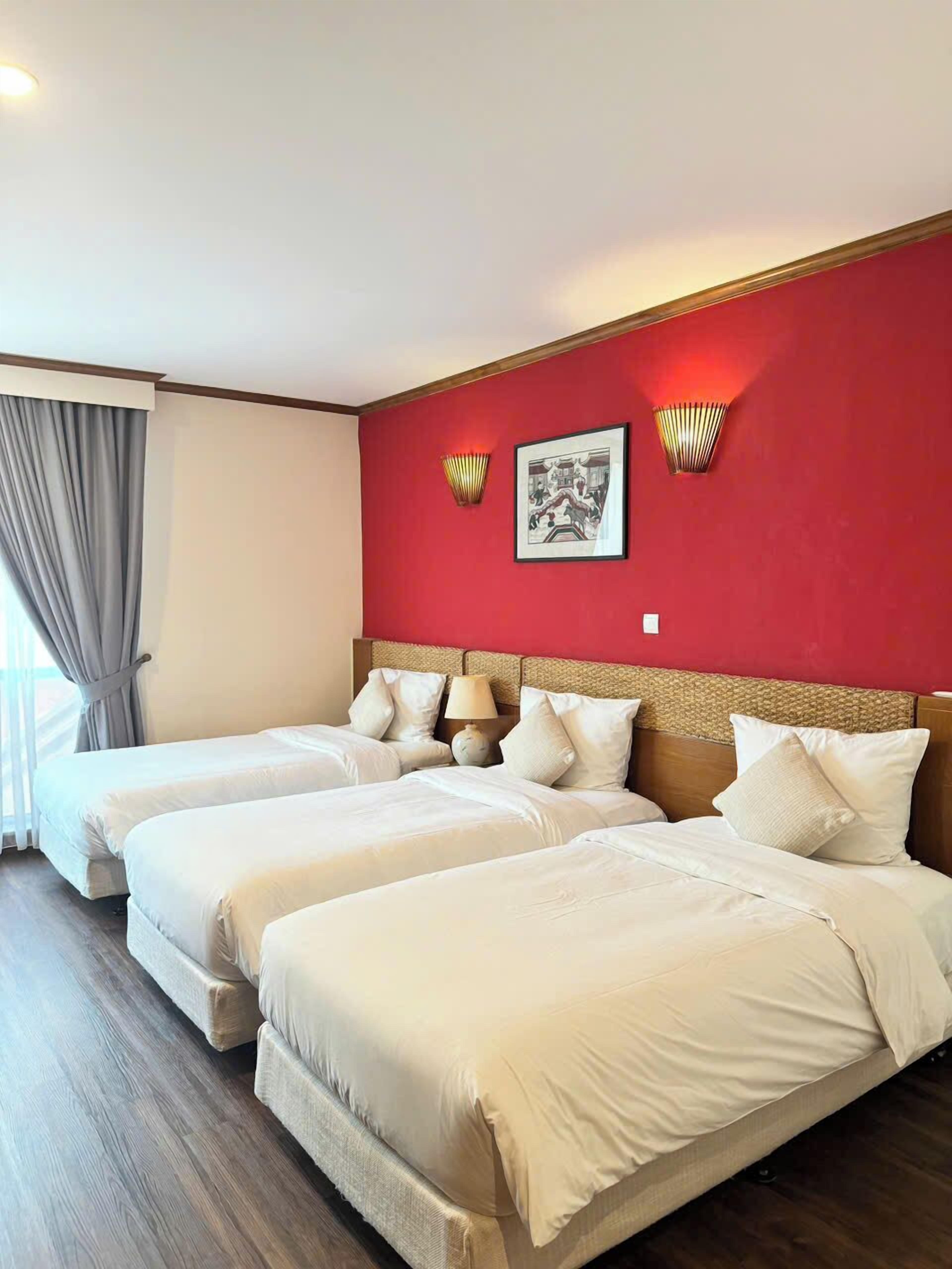 Phòng 3 Deluxe | Bộ đồ giường cao cấp, minibar, két bảo mật tại phòng, bàn 