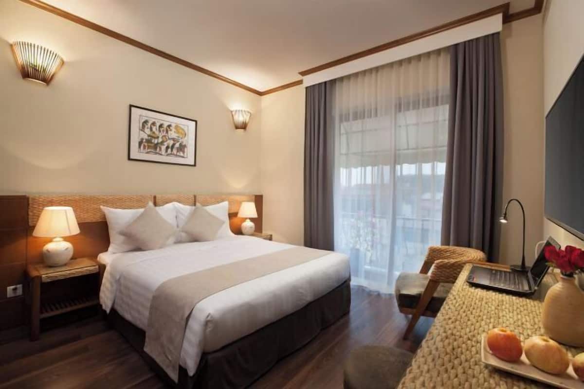 Premium bedding, minibar, in-room safe, desk