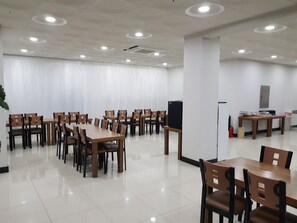 Daily buffet breakfast (KRW 6000 per person)