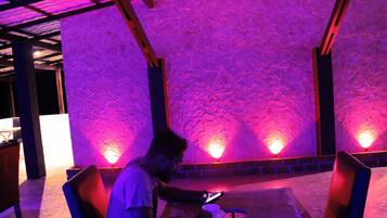 Comfort Single Room, 1 Bedroom, Shared Bathroom, Sea View | Ruang tamu | 24 inci televisyen LED dengan kabel, TV