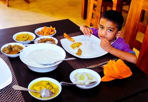 Family dining - Maple Leaf Hotel (Negombo)