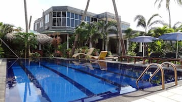 Deluxe Room | Outdoor pool