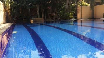 Kolam renang terbuka