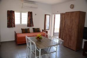 Monolocale, patio | Area soggiorno | TV a schermo piatto 42 pollici con canali via cavo, TV