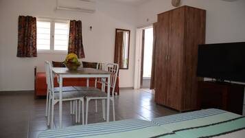 Studio, patio | 1 chambre, bureau, fer et planche à repasser, lits bébé (gratuits)
