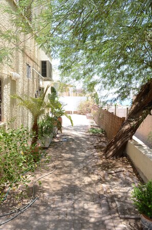 Studio, patio | Enceinte de l’hébergement