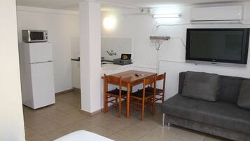 Studio | 1 bedroom, desk, iron/ironing board, free cots/infant beds