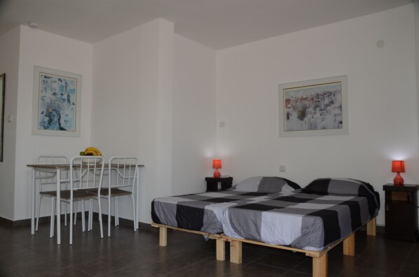 Studio, patio | 1 chambre, bureau, fer et planche à repasser, lits bébé (gratuits)