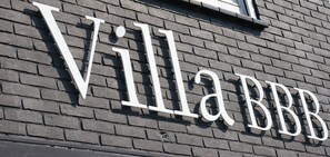 A sign with the text "Villa BBB" on a brick wall. - Villa BBB (Oosterhout)