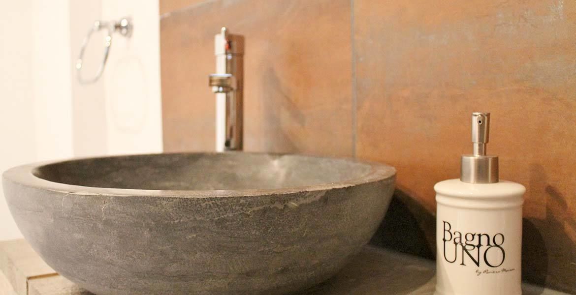 suite (bank) | bathroom sink