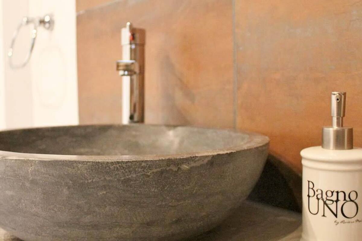 suite (bank) | bathroom sink