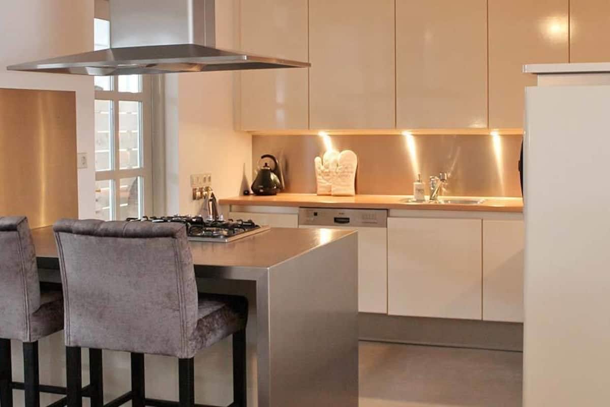 suite (bubbles) | in-room dining