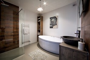Suite (Bank) | 1 soverom, minibar, skrivebord og strykejern/-brett