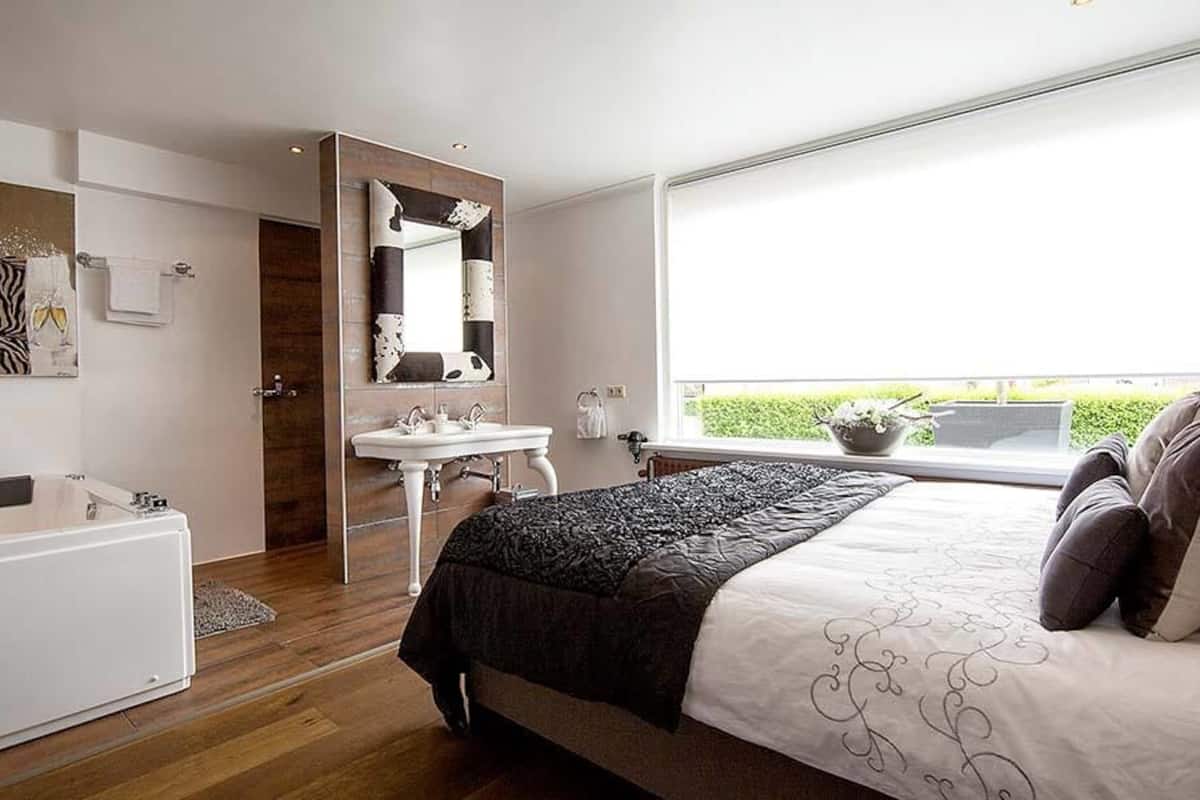 suite (bubbles) | 1 bedroom, minibar, desk, iron/ironing board