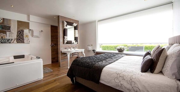 Suite (Bubbles) | 1 slaapkamer, een minibar, een bureau, een strijkplank/strijkijzer