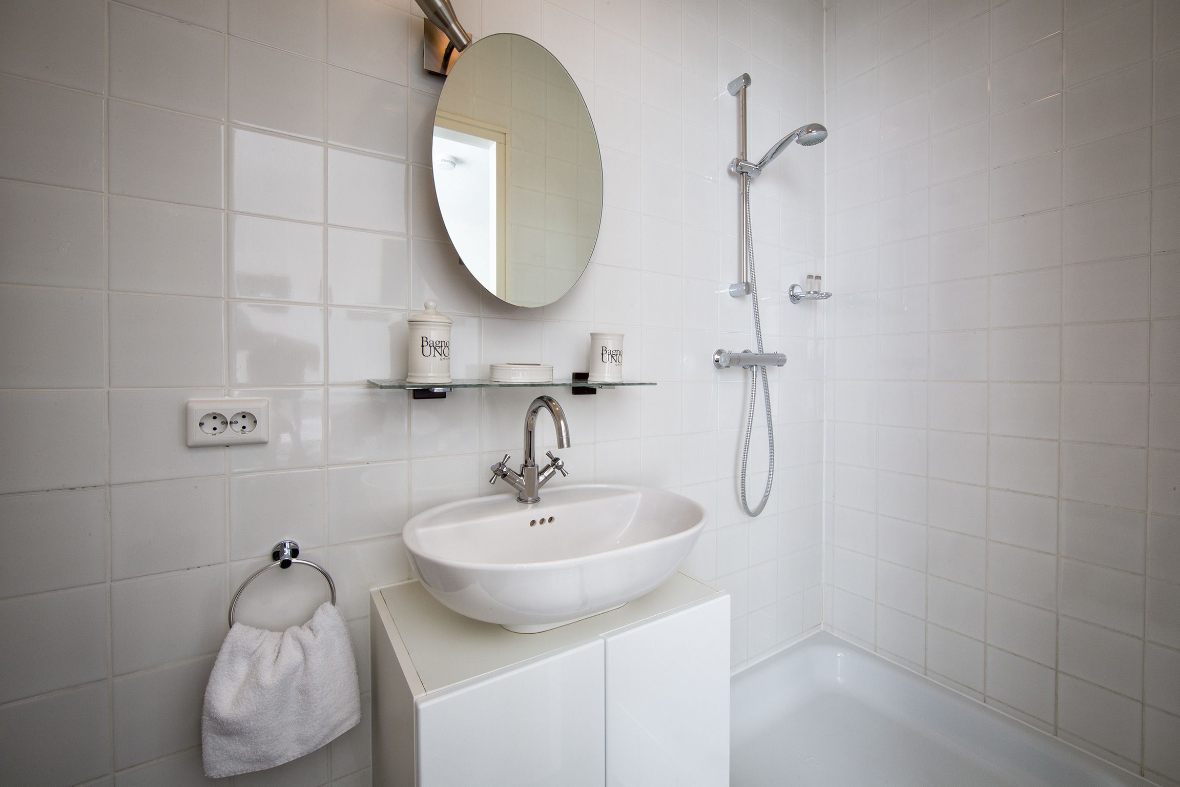 shower, free toiletries, towels