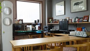 A compact kitchen with a dining area, featuring a microwave, toaster, and coffee maker. - YEHADOYE Guest House (Seoul)