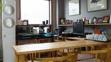 Family Triple Room, Multiple Beds (Foreign Guest Only) | Área de estar | TV