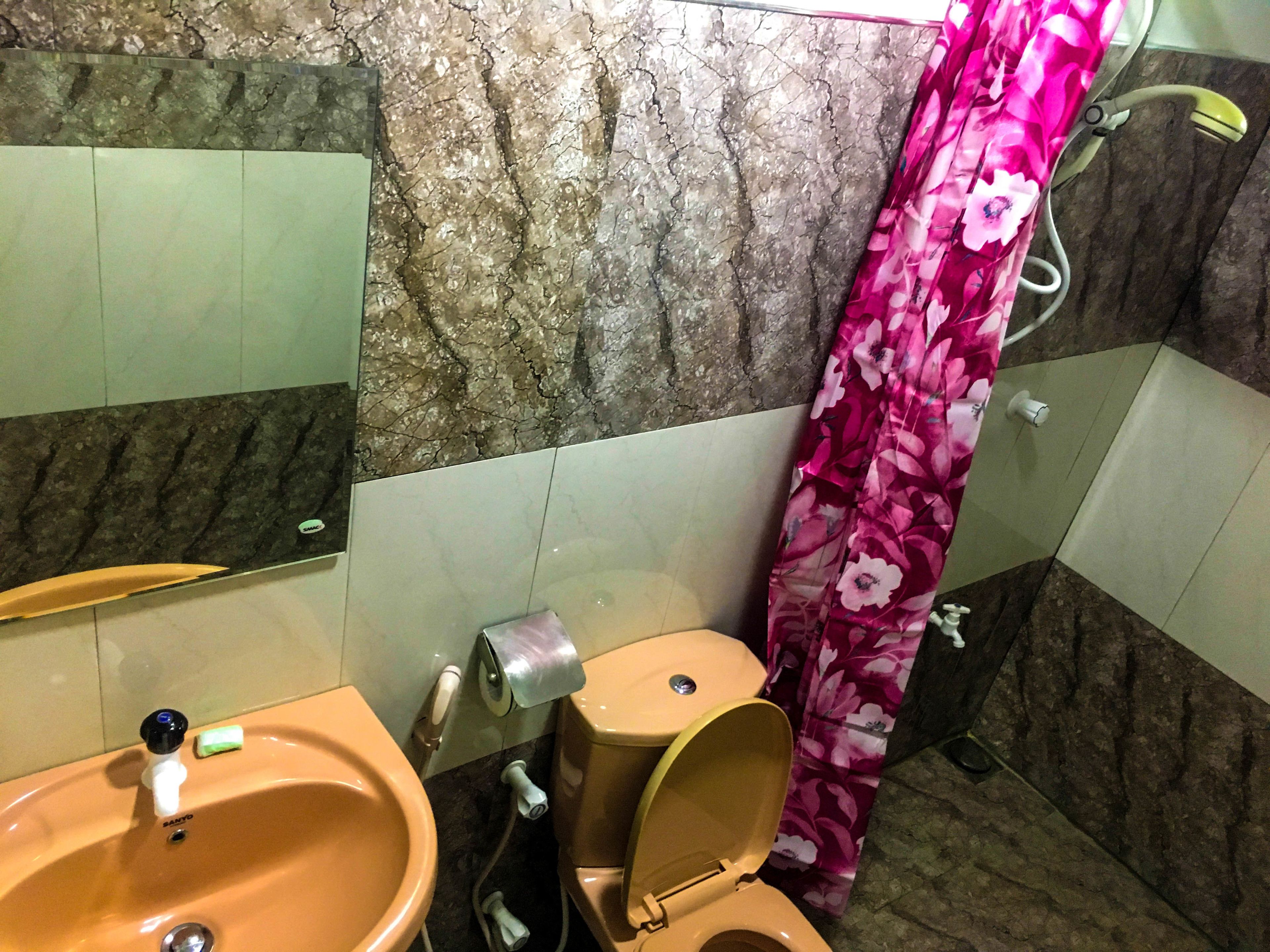 standard twin room | bathroom | shower, free toiletries