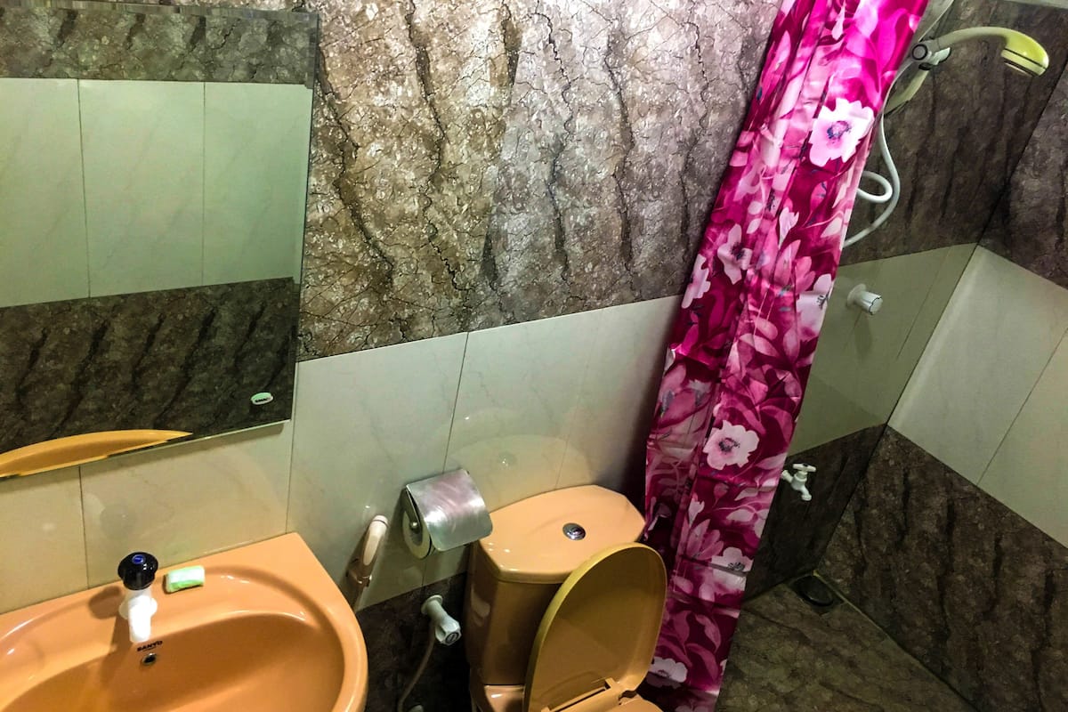 standard twin room | bathroom | shower, free toiletries