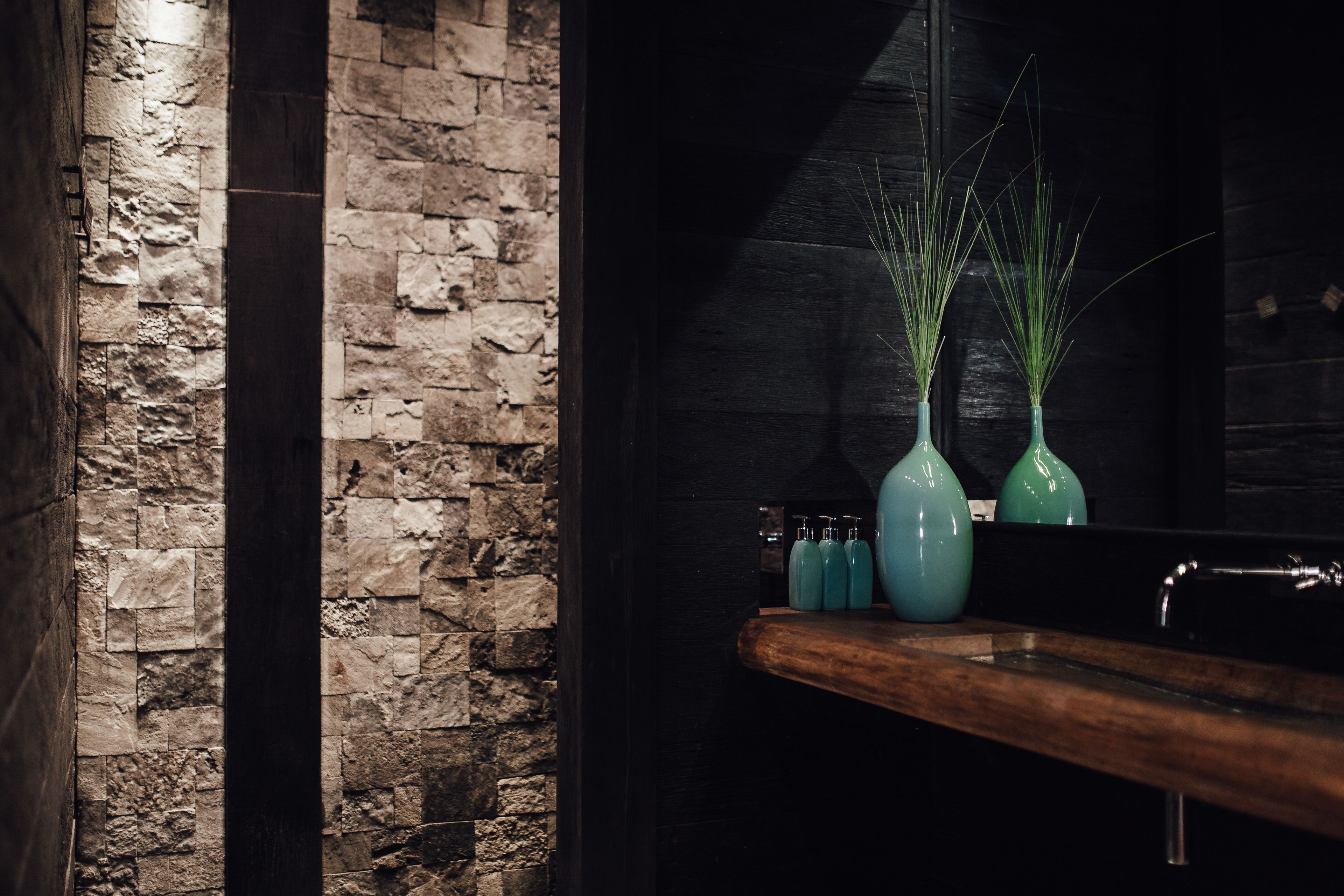 wantilan ocean deluxe suite | bathroom | shower, hair dryer, towels