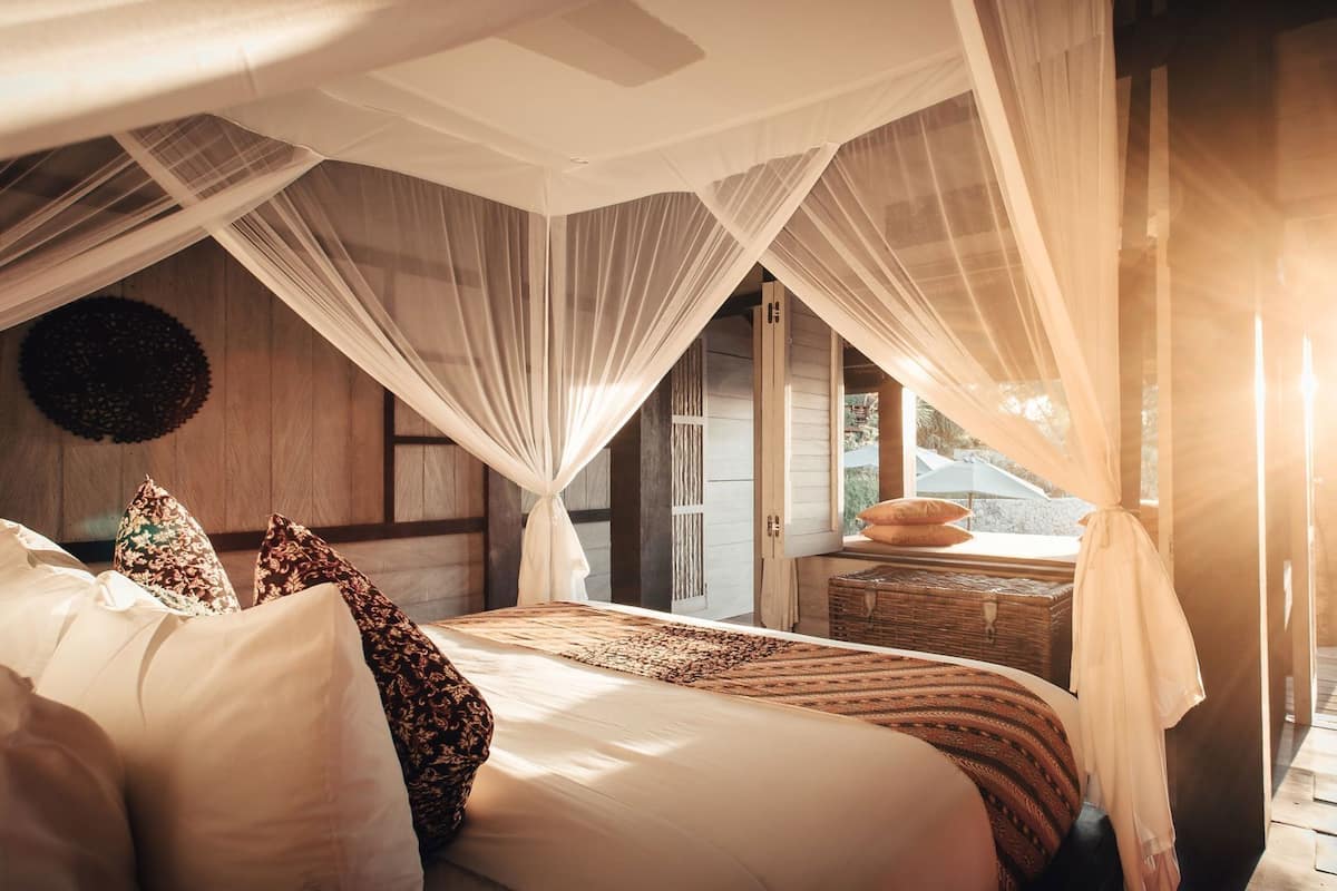 Premium bedding, in-room safe, free WiFi