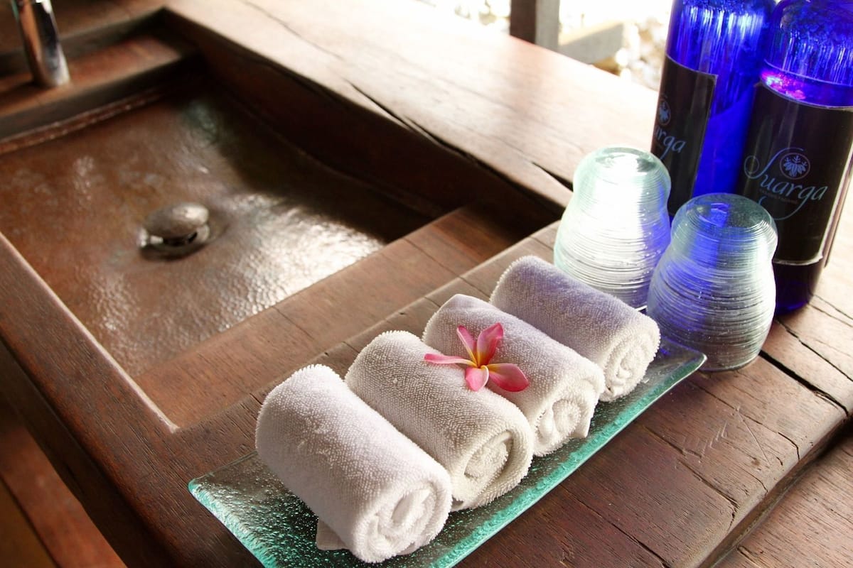 Bathroom amenities | Shower, hair dryer, towels