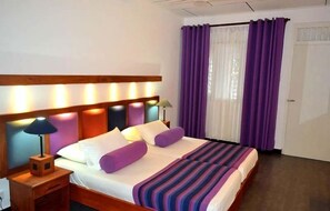 Ropa de cama de alta calidad y caja de seguridad en la habitación 