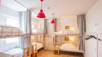 Gemeinsamer Schlafsaal, Nur Frauen (6 Persons) | Zimmersafe, individuell eingerichtet, schallisolierte Zimmer