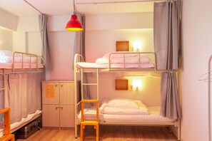 Dormitorio compartido, solo para mujeres (6 Persons) | Caja de seguridad en la habitación, muebles diferentes y insonorización