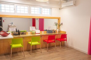 A reception area with a counter, chairs, a mirror, and a window. - Sum Guest House Jeju Airport - Hostel (Jeju City)