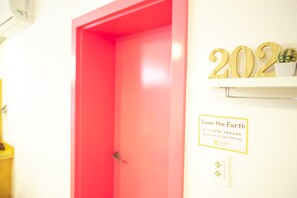 Slaapzaal, alleen voor vrouwen (6 Persons) | Een kluis op de kamer, individueel gemeubileerd, geluiddichte muren